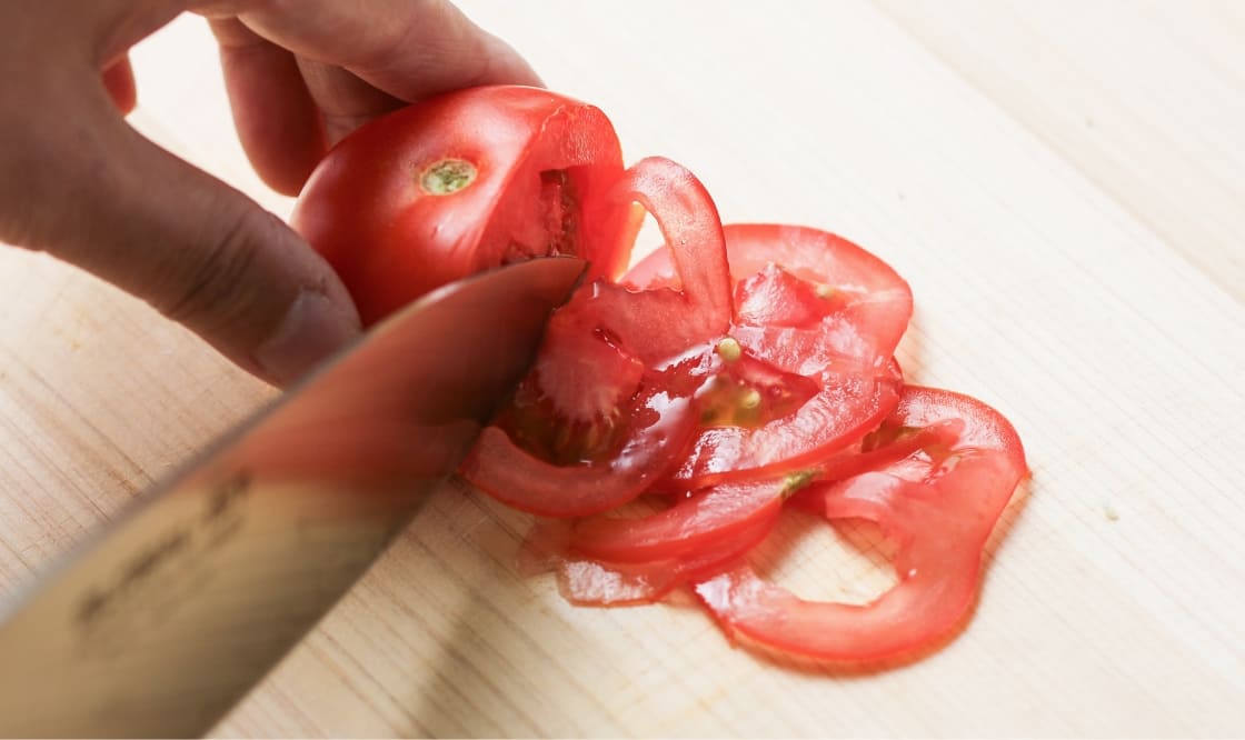 包丁の切れ味で料理が変わる：GLOBAL包丁でトマトを切っているシーン